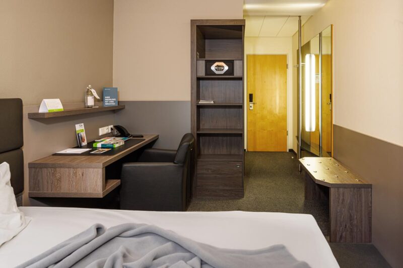 Ein Hotelzimmer der Mittelklasse. Foto: Hotelfotograf Dirk Baumbach.