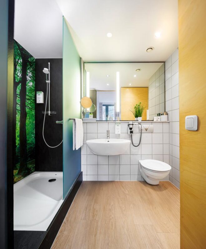 Das Foto zeigt das Badezimmer eines Hotels. Copyright: Hotelfotografie Baumbach.