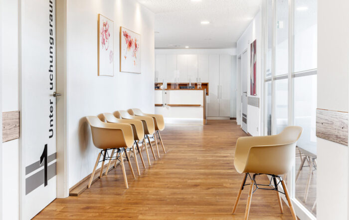 Der Wartebereich einer Praxis. Ein Foto des Praxisfotografen für Praxisräume.