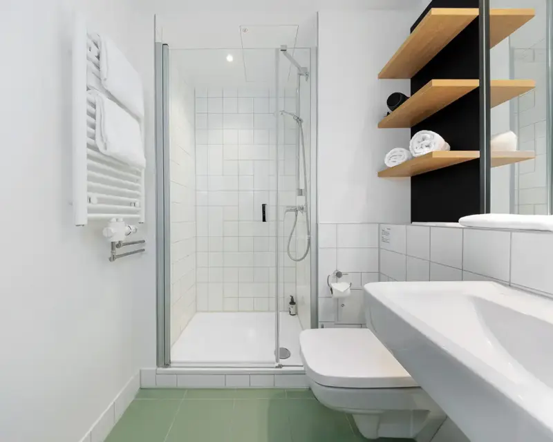 Kleines Badezimmer professionell fotografiert. Beispiel eines Hotel Fotos.