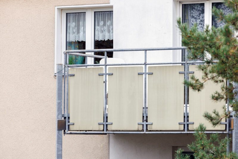Der Balkon muss erneuert werden. Fotodokumentation auf einer Baustelle.