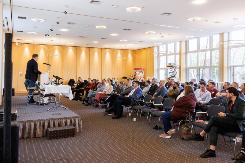 Ein Tagungsraum mit kleiner Bühne und Besuchern. Eventfotografie aus Haltern am See.
