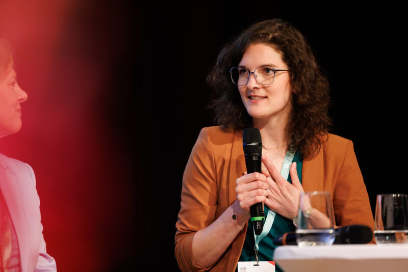 Foto einer Sprecherin. Copyright: Veranstaltungsfotograf Dirk Baumbach in Oberhausen.