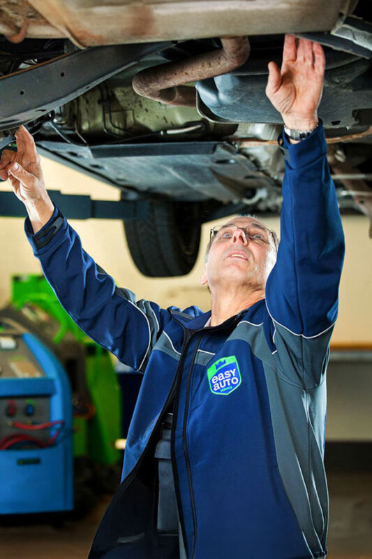 Business Foto für Easy Auto Werkstatt in Köln. Reparatur an einem KFZ.