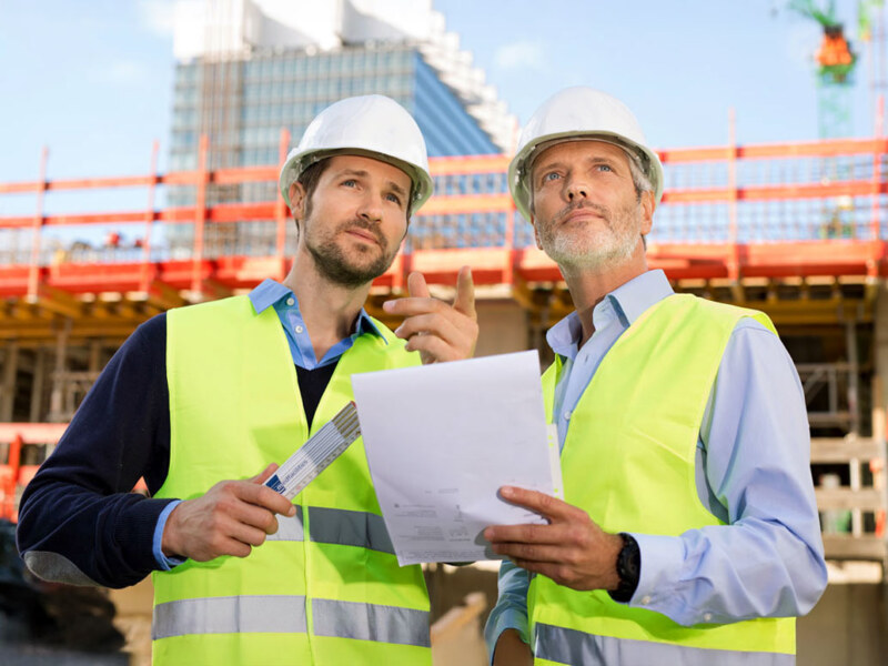 Foto zweier Bau Ingenieure auf einer Baustelle. Corporate Unternehmensfotografie.