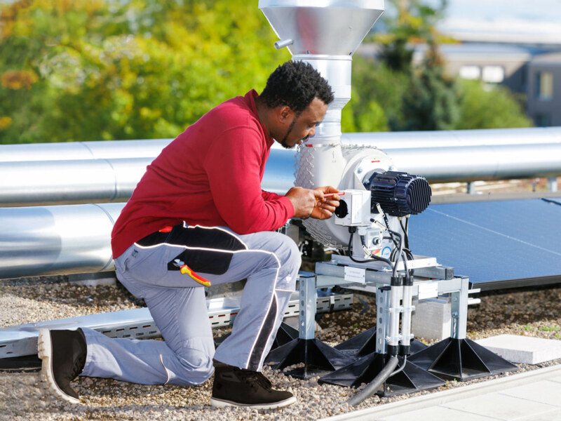 Ein Elektro Techniker bei einer Installation. Fotografie für das Elektrohandwerk.