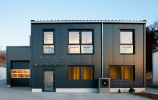 Abendliche Architekturfotografie einer gewerblichen Immobilie, Unternehmensgebäude.