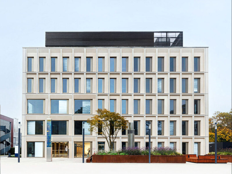 Immobilienfotograf für Architekturfotos der Universität in Köln.