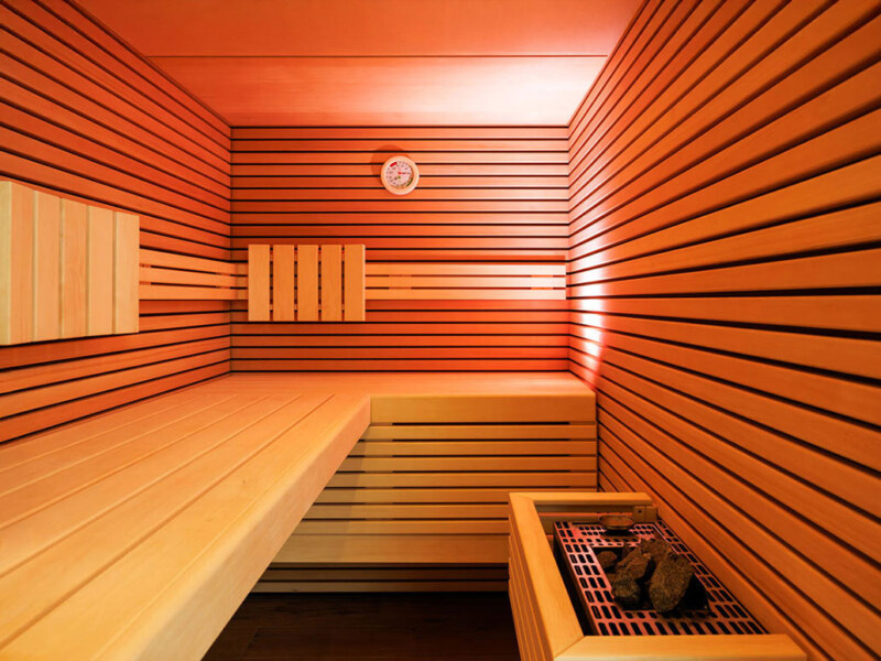 Sauna in einer Immobilie. Foto des Immobilienfotografen für Wohn-Ausstattungen.