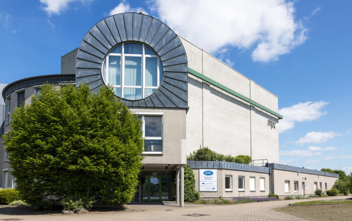 Industrie Unternehmen. Foto des Gebäudes und Aufnahmen der Fertigungshallen
