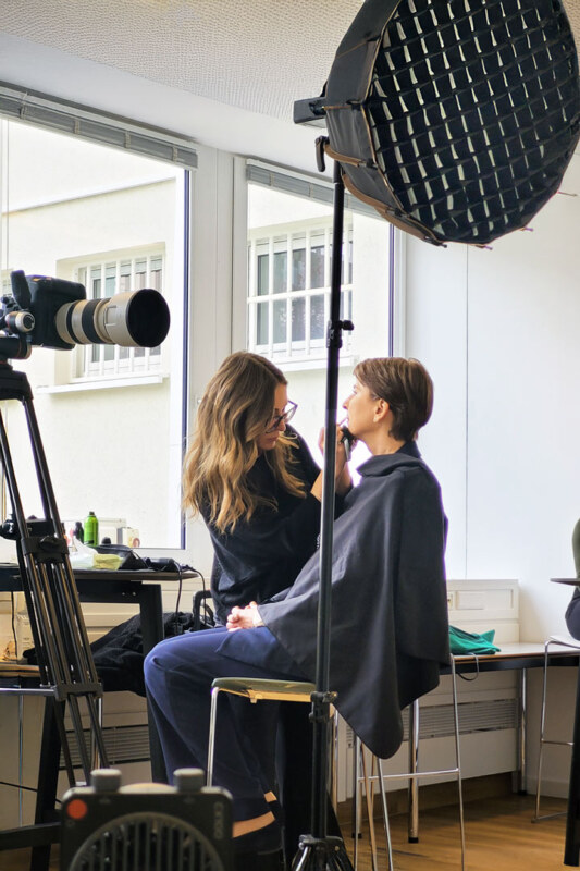 Business Shooting in Köln. Ein Backstage Foto des Setups und Visagistin.