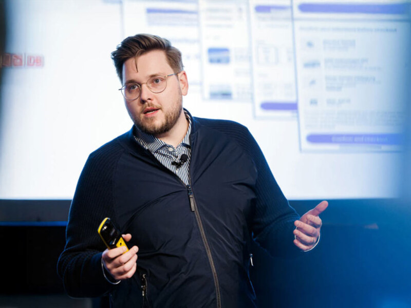 Redner, Vortrag bei einer Tagung. Event Foto des Kölner Eventfotografie für Eventfotografie