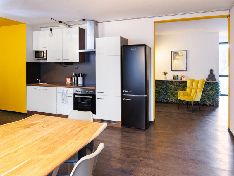 Ein weiteres Foto der Gemeinschaftsküche und einen kleinen Lounge Bereich. Immobilienfoto der Wohngemeinschaft.