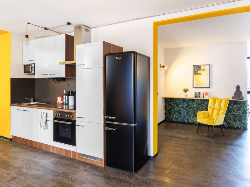 Gemütliche Atmosphäre im Gemeinschaftsbereich der Wohngemeinschaft. Ein Immobilien Foto des Architektur- und Immobilienfotografen in Düsseldorf.