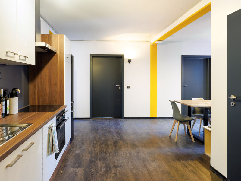 Fotos für die Vermietung und Vermarktung von Immobilien. Das Bild zeigt den Küchen- und Essbereich der WG.
