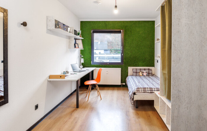 Das Foto eines Einzelzimmers im Düsseldorfer Studentenwohnheim. Aufgenommen vom Architekturfotografen für Immobilienfotografie.