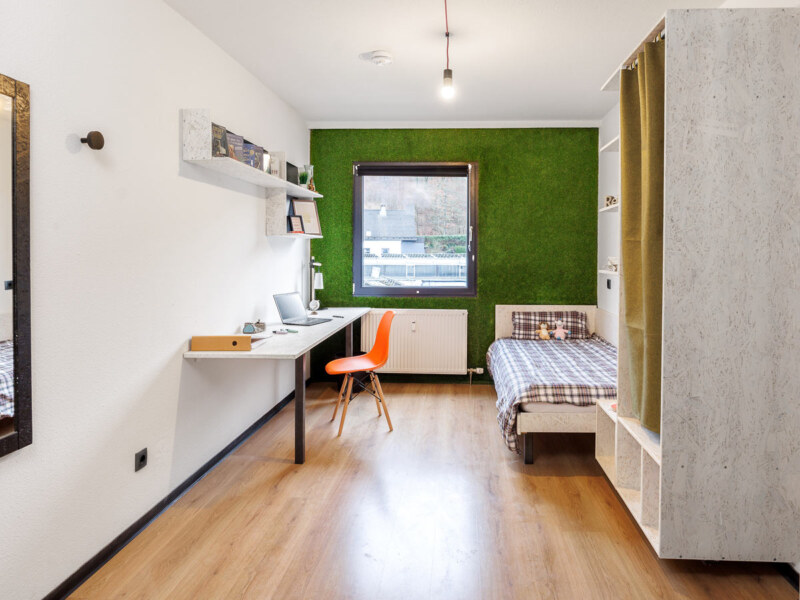 Das Foto eines Einzelzimmers im Düsseldorfer Studentenwohnheim. Aufgenommen vom Architekturfotografen für Immobilienfotografie.