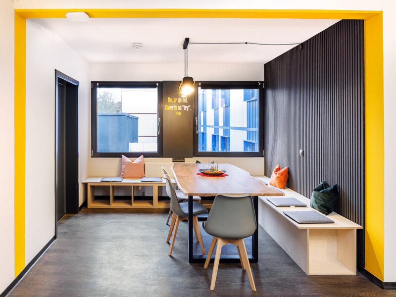Das Immobilienfoto der WG zeigt das Esszimmer im Obergeschoss. Immobilienfotograf: Dirk Baumbach