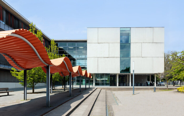 Architekturfotografie des Fotografen Dirk Baumbach. Das Foto zeigt das Hauptgebäude der technischen Hochschule der Universität Köln in Gummersbach.