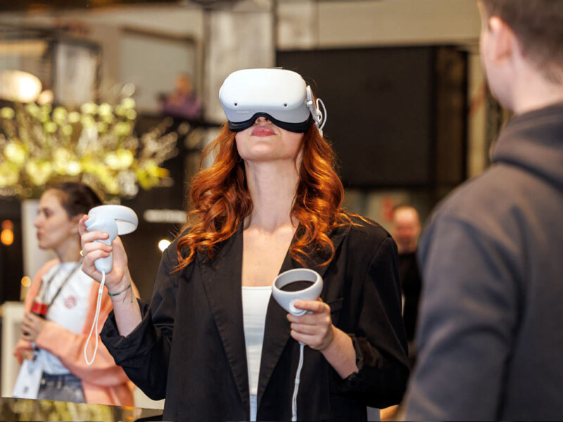 Die VR Brille wird getestet. Fotografie bei einem Kongress in Aachen. copyright: Veranstaltungsfotografie Baumbach.