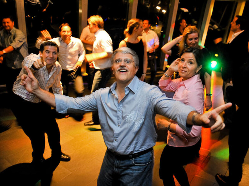 Party Gäste feiern. Ein Foto des Party Eventfotografen in Aachen.
