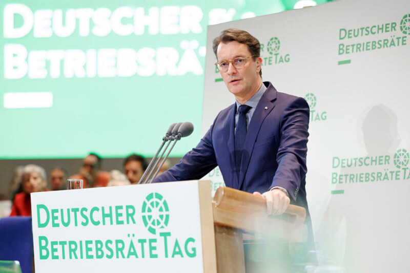 Pressefotograf in Aachen mieten. Das Foto zeigt Hendrik Wüst bei seiner Rede.