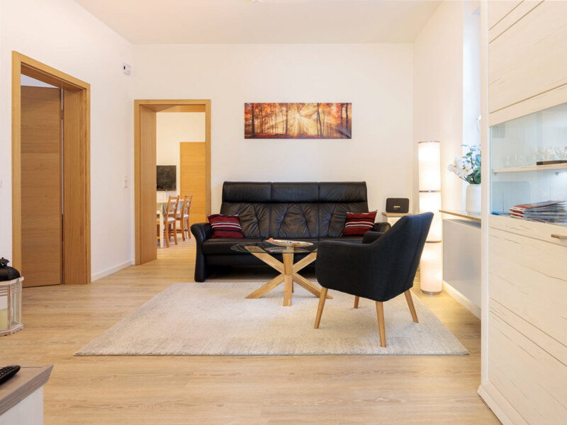 Das Bild zeigt das Wohnzimmer mit Durchgang zur Küche. Es handelt sich um einer Ferienwohnung. Die Fotos werden für die Darstellung bei Airbnb verwendet.