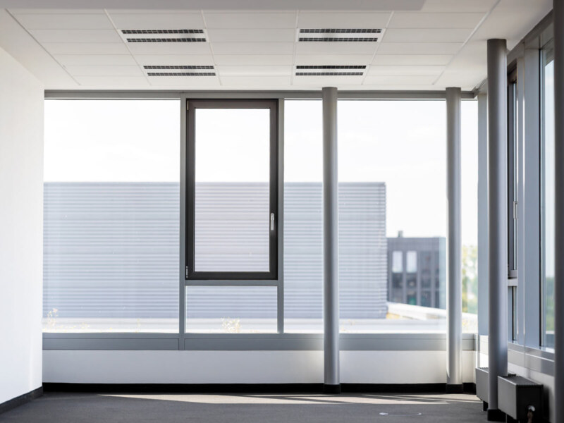 Atmosphärische Aufnahme. Image Foto einer Fensterfront in einer gewerblichen Immobilie. Ein Foto des Raumfotografen Dirk Baumbach.