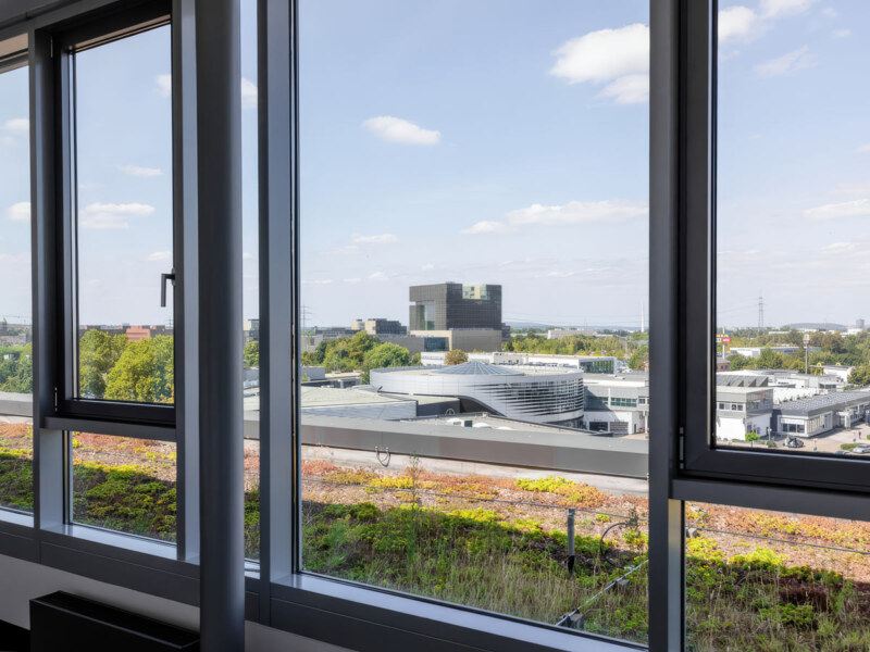 Ein toller Blick aus dem Fenster. Es zeigt den Ausblick aus einem Essener Bürogebäude. Ein Foto des Raumfotografen für Immobilienfotografie, Dirk Baumbach.