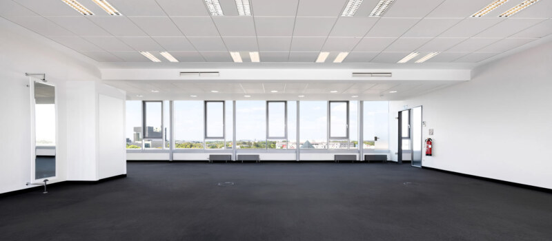 Breites professionelles Raumfoto des Raumfotografen Dirk Baumbach in Köln. Das Architekturfoto eines Großraumbüros.