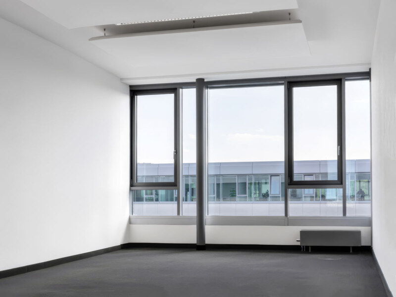 Professionelles Raumfoto des Raumfotografen Dirk Baumbach. Es zeigt ein leeres Arbeitszimmer. Leerstand eines Bürogebäudes.