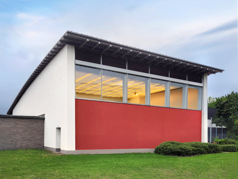Das Architekturfoto einer Sporthalle in Bornheim. Aufgenommen vom Kölner Architekturfotografen für Architekturfotografie im Raum Köln Bonn, Dirk Baumbach.