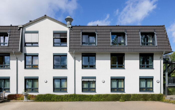 Außenaufnahme eines Gebäudes. Das Foto zeigt ein Pflegeheim in NRW. Teil eines umfassenden Immobilienfotografie für den Pflegeheim Betreiber und die Darstellung auf der Webseite.