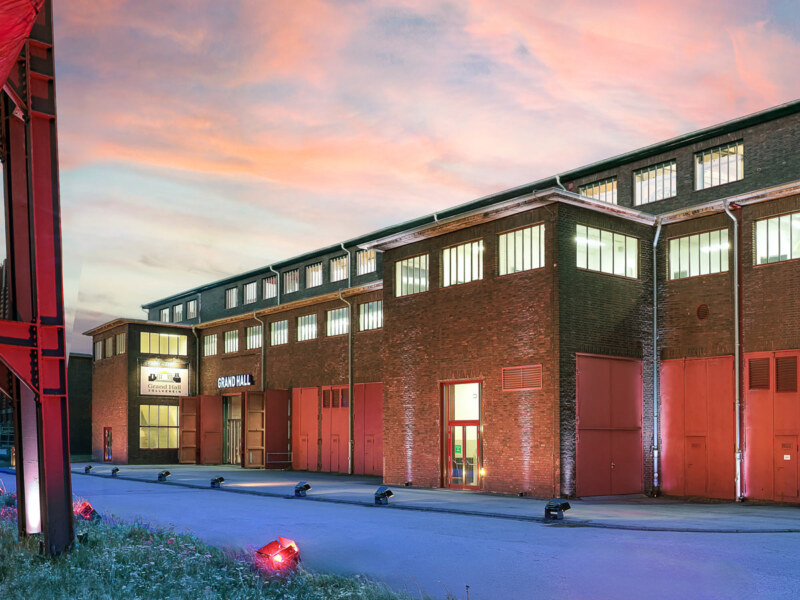 Eine Außenaufnahme des GRAND HALL Gebäudes auf dem Gelände der Zeche Zollverein in Essen.