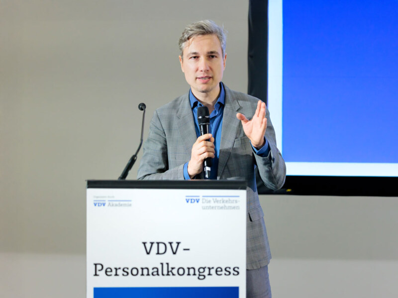 Ein Foto vom Personalkongress der VDV in Köln. Ankündigung der Podiumsdiskussion.
