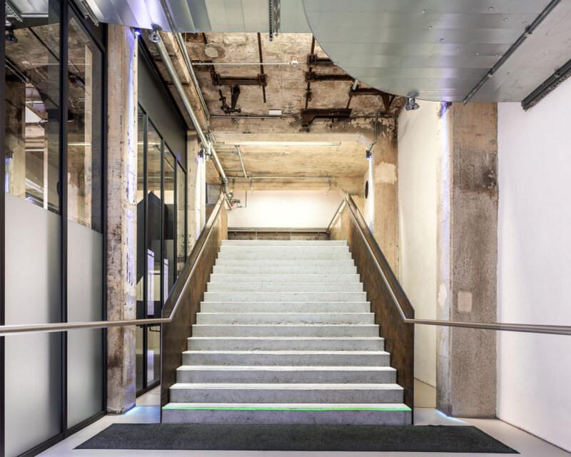 Das Architektur Foto zeigt den Treppen Aufgang zum Veranstaltungsraum der Grand Hall auf dem Gelände der Zeche Zollverein.