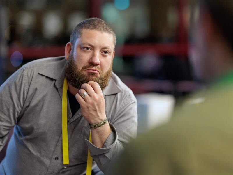 Ein Mann hört der Argementation aufmerksam zu. Ein Eventfoto, Teil einer Foto-Dokumentation aus Köln.