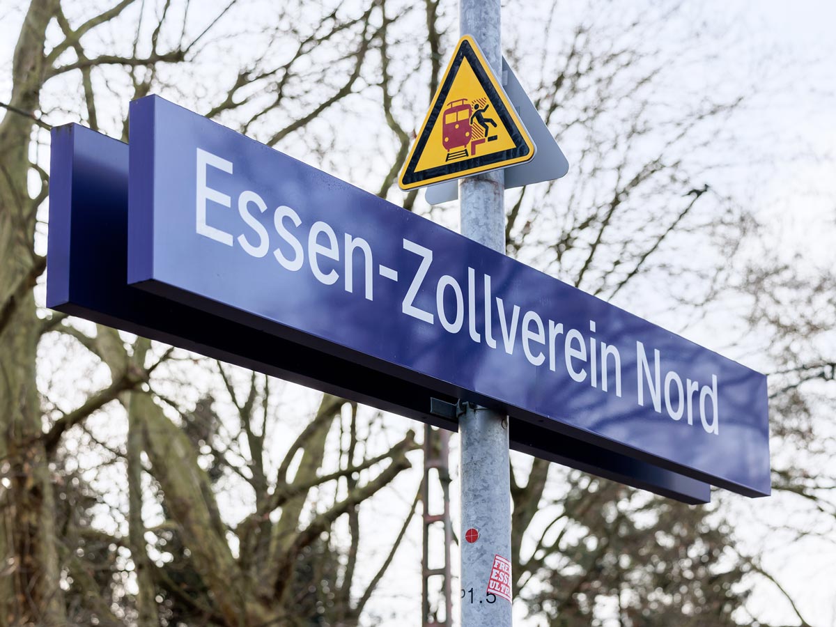 db-haltestelle-essen-nord-fotograf Haltestelle Essen-Zollverein Nord. Die Haltestelle der Deutschen Bahn wurd von dem Architekturfotografen Dirk Baumbach nach den Arbeiten fotografiert.