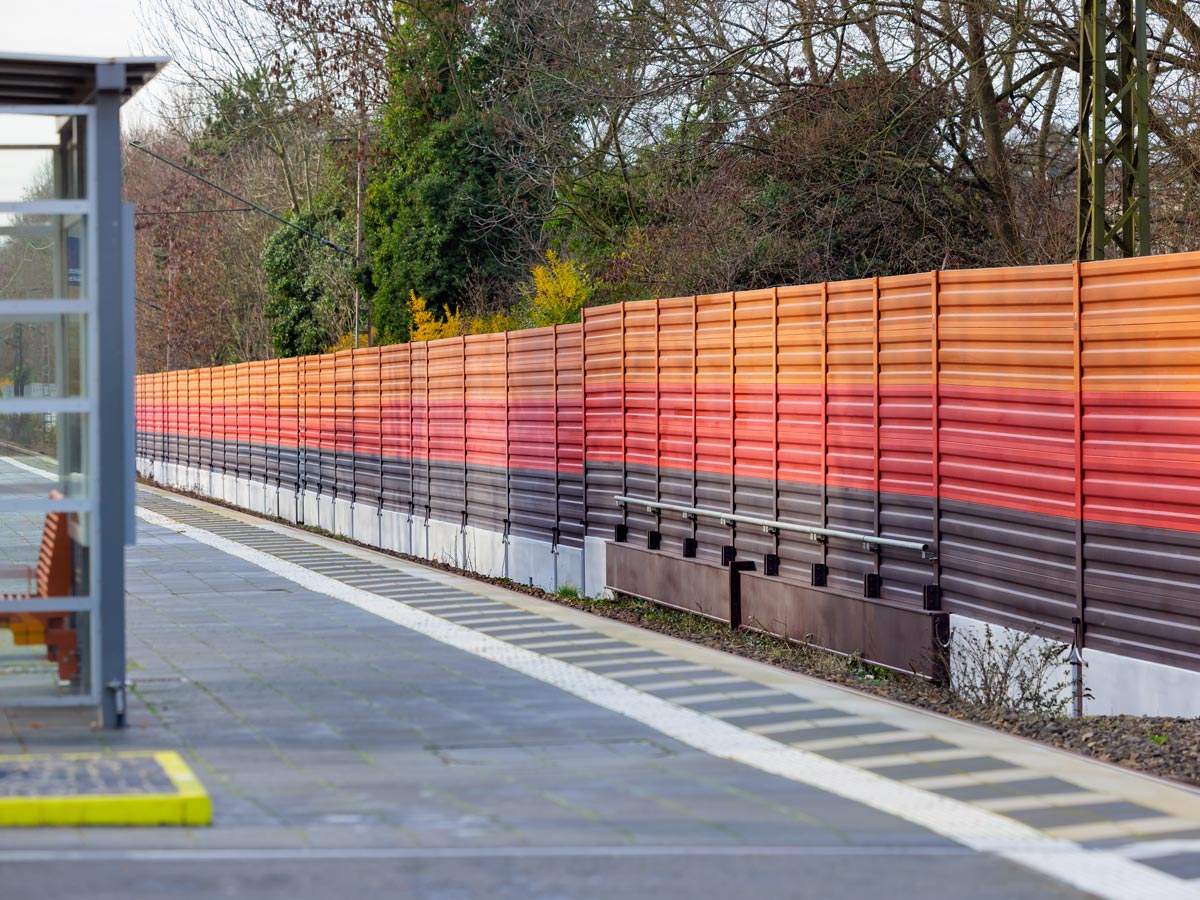 deutsche-bahn-arbeiten-fotografie Die neue Schallschutzwand der Deutschen Bahn Haltestelle. Die Arbeiten sind nun abgeschlossen. Foto: Architekturfotografie Dirk Baumbach.