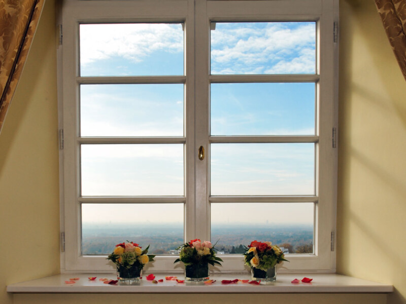 Das Foto eines Fensters mit überragendem Ausblick auf Köln. Aufgenommen für ein Inserat und die Vermarktung einer Ferienwohnung in Bensberg, bei Köln.
