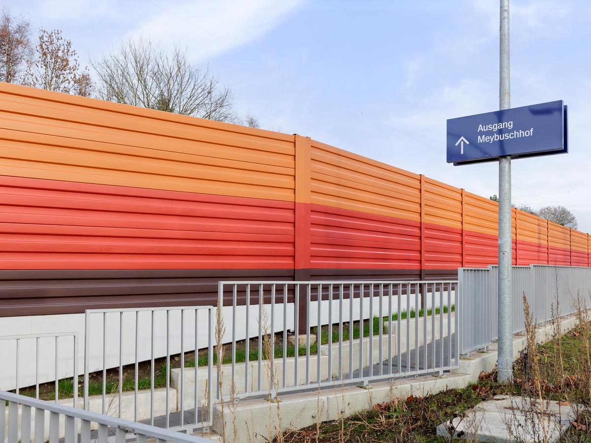 fotograf-bau-dokumentation-schallschutz Der Ausgang Meybuschhof der Zeche Nord Haltestelle in Essen. Ein Foto des Fotografen für Bau-Dokumentationen, Dirk Baubach. Das Foto zeigt die neue Schallschutzwand.