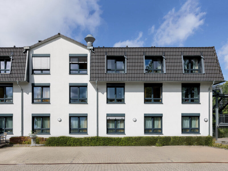 Die Außenaufnahme einer gewerblichen Immobilie, eines Pflegheims. Immobilien Fotografie für Unternehmen.