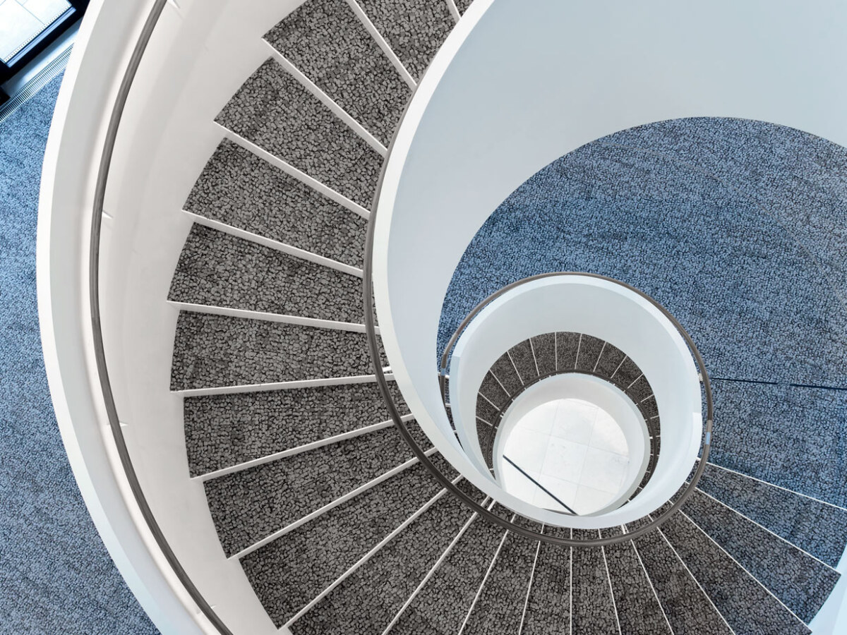 Ein Treppenaufgang. Fotografiert von Dirk Baumbach. Architekturfotografie in NRW, Köln, Bonn, Essen und Düsseldorf.