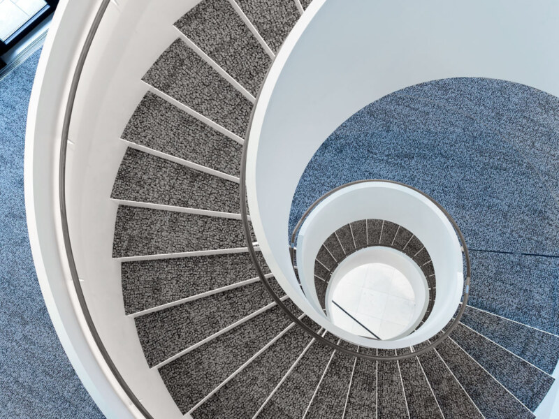 Ein Treppenaufgang. Fotografiert von Dirk Baumbach. Architekturfotografie in NRW, Köln, Bonn, Essen und Düsseldorf.