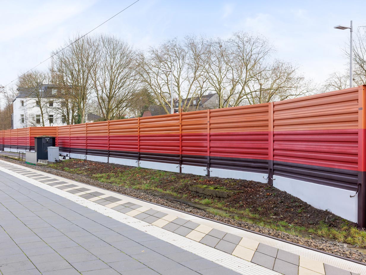 malerarbeiten-fotografie-schallschutz-wand Architekturfotografie und Bau-Dokumentation. Malerarbeiten an der Schallschutzwand in Essen.