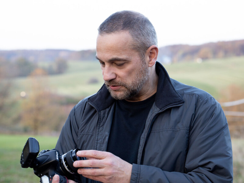 Fotograf Dirk Baumbach während der Vorbereitungen zu einem Shooting.