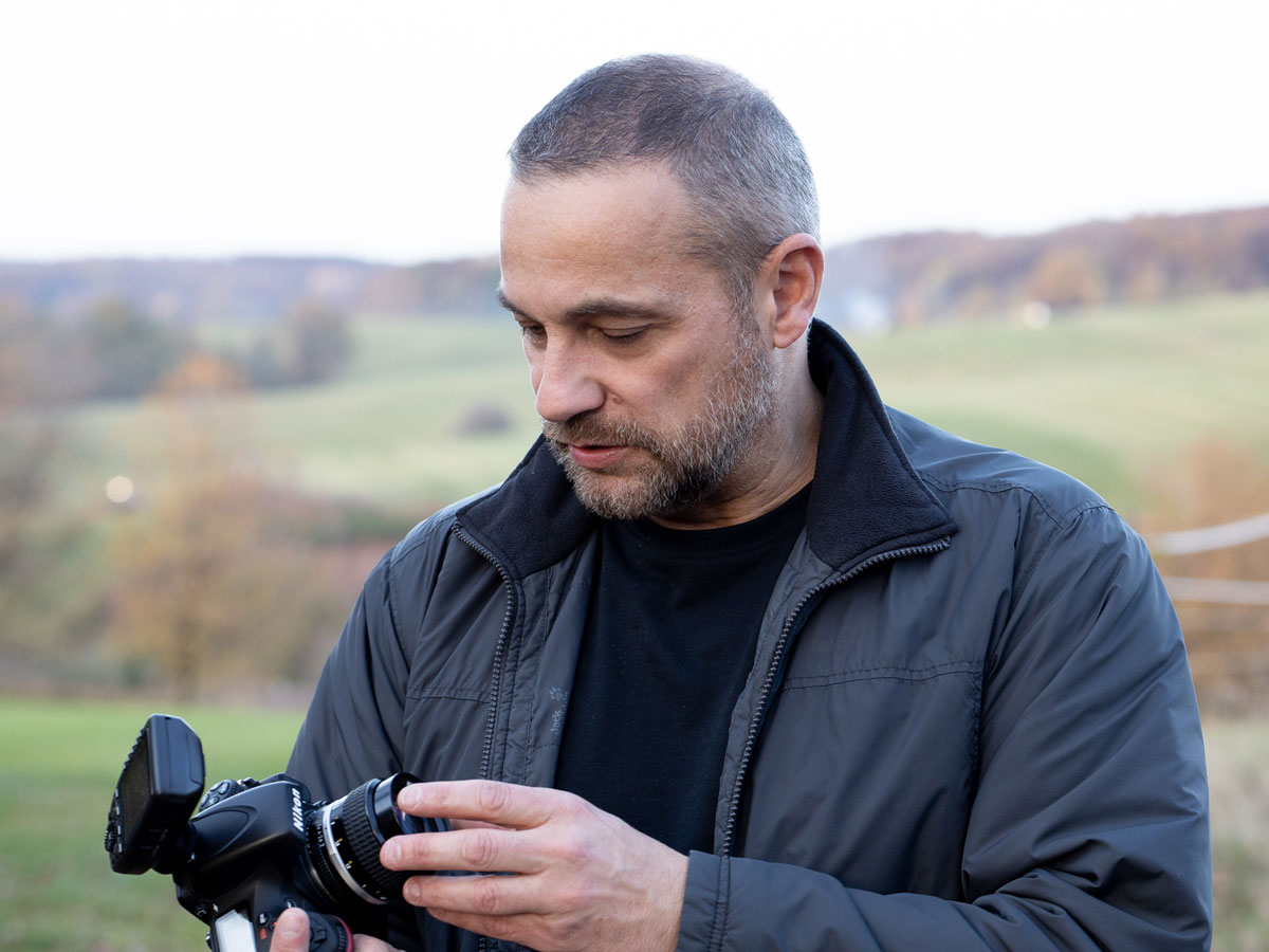 Fotograf Dirk Baumbach während der Vorbereitungen zu einem Shooting.