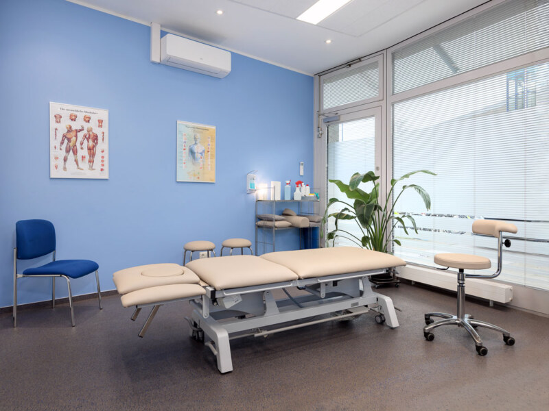 Praxis Raum Fotografie. Das Bild zeigt den Raum einer Physio-Praxis in Köln. Aufgenommen vom Architektur- und Interiorfotografen Dirk Baumbach.