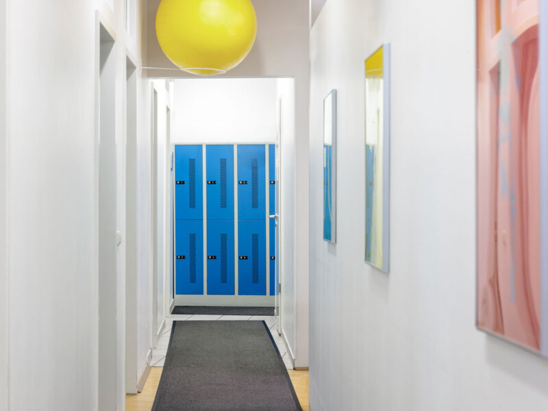 Der Flur der Physio Praxis in Köln. Von dort gelangt man zu den einzelnen Therapie Räumen.