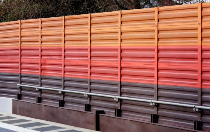 Sanierungsarbeiten Fotografie. Das Bild zeigt einen Teil der neuen Schallschutzwand der Haltestelle.